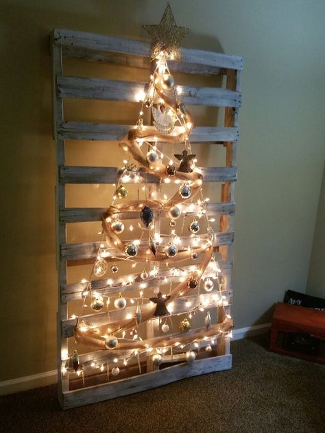 32f90b1d5111799f67e74037baab452a--pallet-light-alternative-christmas-tree.jpg